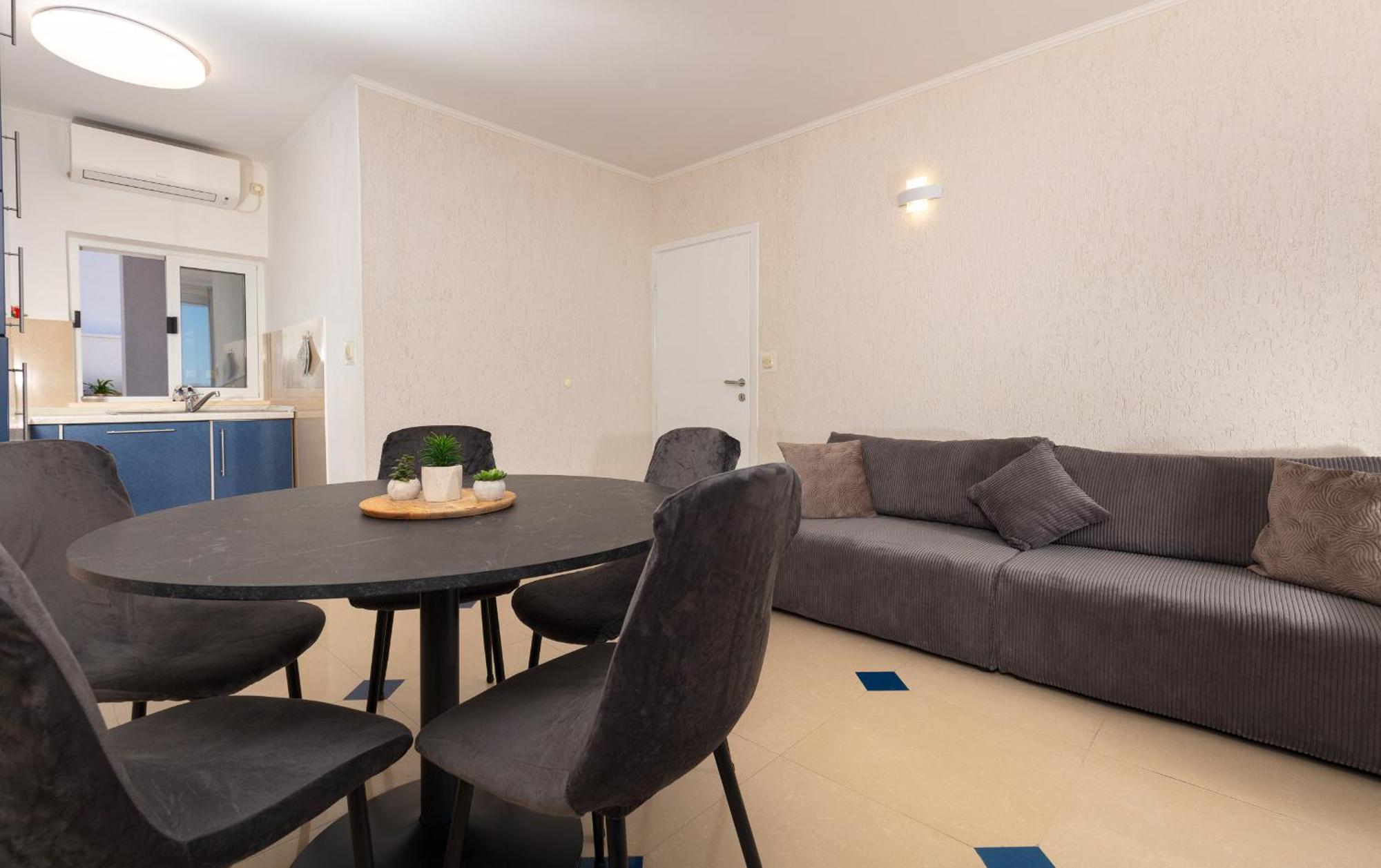 Ela Apartment *